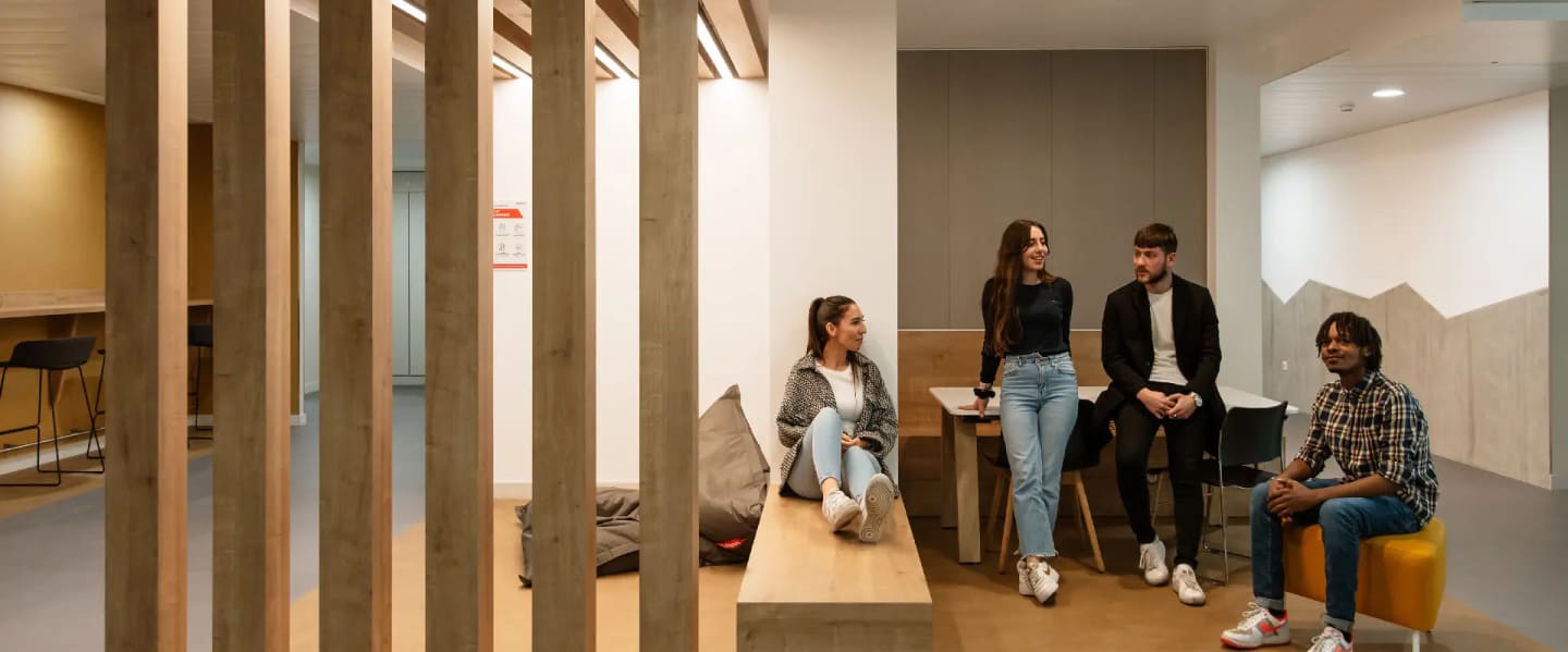 Groupe d'étudiants au campus SKEMA Grand Paris 