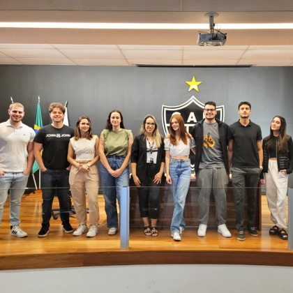 Les étudiants du campus brésilien rencontrent le responsable de l'innovation dans un club de football Les étudiants du campus brésilien rencontrent le responsable de l'innovation dans un club de football