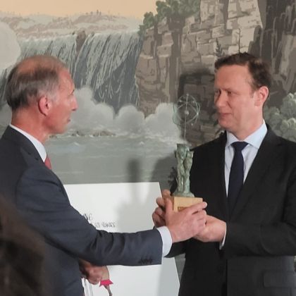 Le professeur Lasmoles reçoit le prix Olivier Debouzy pour son dernier livre Le professeur Lasmoles reçoit le prix Olivier Debouzy pour son dernier livre