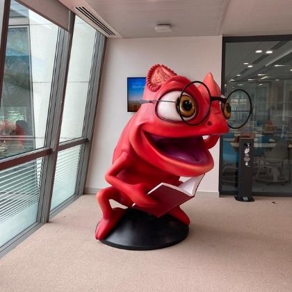 Life-size statues of Leon placed at the Grand Paris campus Life-size statues of Leon placed at the Grand Paris campus