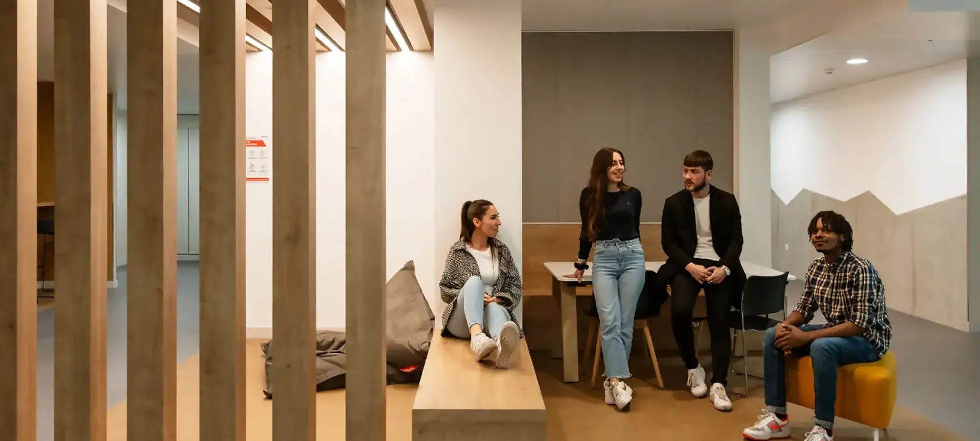 Groupe d'étudiants sur le campus SKEMA Grand Paris