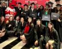 A primeira turma do Global BBA do campus de Raleigh comemora a formatura