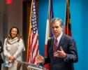 Le gouverneur de Caroline du Nord participe à une collecte de fonds organisée sur le campus de Raleigh
